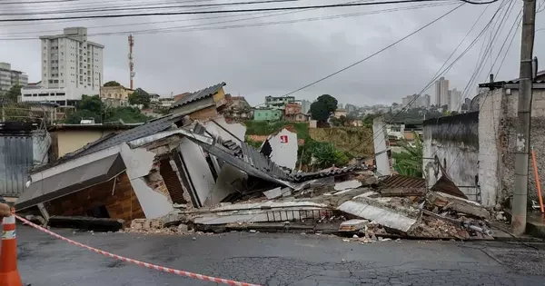 Casas destruídas pela enchente